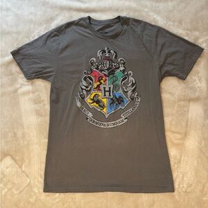 Warner Bros. Gray Hogwarts Crest Short Sleeve Tee